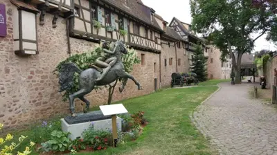 Jardin de l'établissement Le Dolder Gîte de Luxe classé 4 étoiles au coeur des remparts de Riquewihr - Animaux de compagnie acceptés