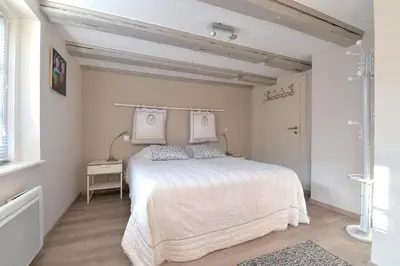 Un ou plusieurs lits dans un hébergement de l'établissement Le Dolder Gîte de Luxe classé 4 étoiles au coeur des remparts de Riquewihr - Animaux de compagnie acceptés