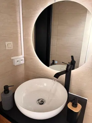 Salle de bains dans l'établissement Appartement jacuzzi et spa étoile Mystérieuse