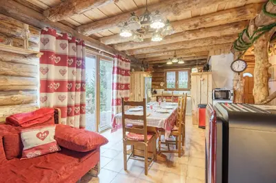 Cuisine ou kitchenette dans l'établissement Les Rondins du bois d'Eden - Chalet 8p