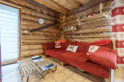 Coin salon dans l'établissement Les Rondins du bois d'Eden - Chalet 8p