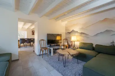 Télévision ou salle de divertissement dans l'établissement Chalet Forestier - Stations de Ski à proximité