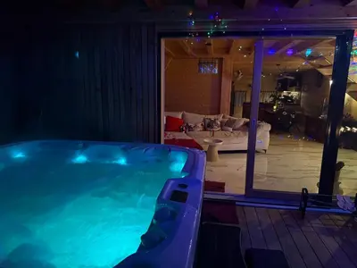 Piscine de l'établissement Beautiful Loft with Jacuzzi ou située à proximité