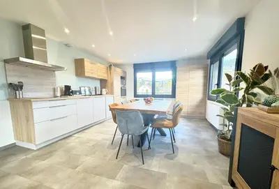 Cuisine ou kitchenette dans l'établissement Le Gite des Fleurs