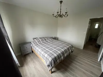 Un ou plusieurs lits dans un hébergement de l'établissement Grand appartement entouré de verdure