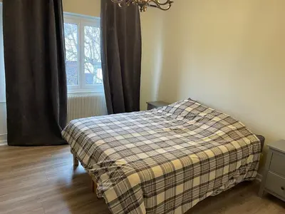 Un ou plusieurs lits dans un hébergement de l'établissement Grand appartement entouré de verdure