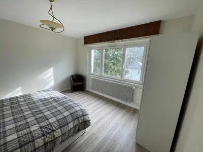 Un ou plusieurs lits dans un hébergement de l'établissement Grand appartement entouré de verdure