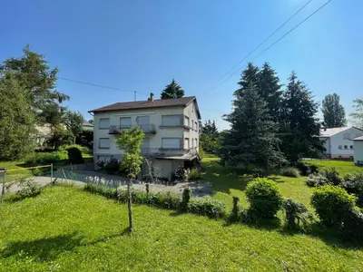 Jardin de l'établissement Grand appartement entouré de verdure