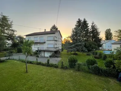 Jardin de l'établissement Grand appartement entouré de verdure