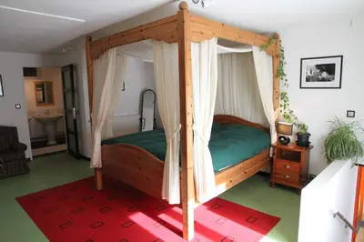 Un ou plusieurs lits dans un hébergement de l'établissement Les chambres noires