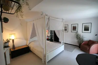 Un ou plusieurs lits dans un hébergement de l'établissement Les chambres noires