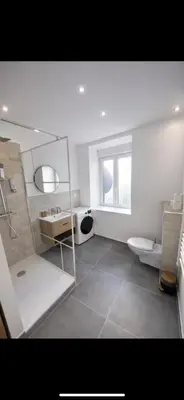 Salle de bains dans l'établissement 2 pièces proche centre et parc expo