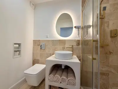 Salle de bains dans l'établissement T2 design terrasse, Climatisé, Netflix