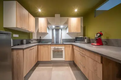 Cuisine ou kitchenette dans l'établissement Le Vauban 32 Bel appartement pour 8 personnes en centre-ville