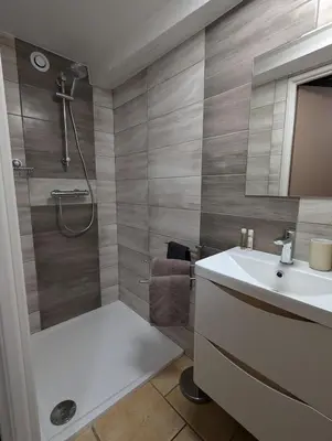 Salle de bains dans l'établissement Gite Babel