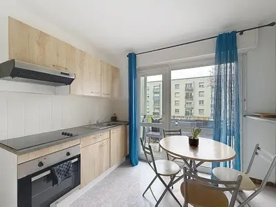 Cuisine ou kitchenette dans l'établissement Appartement calme avec 2 chambres parking gratuit