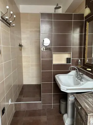Salle de bains dans l'établissement Le BALCON DU PRINCE