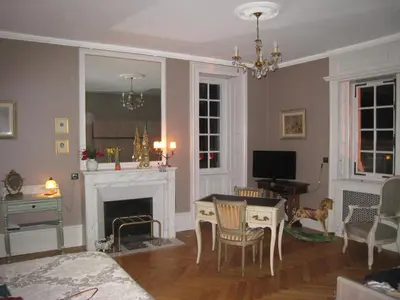 Télévision ou salle de divertissement dans l'établissement Le BALCON DU PRINCE
