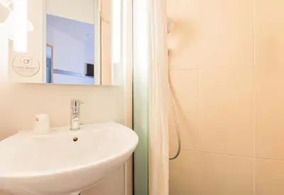 Salle de bains dans l'établissement B&B HOTEL Colmar Vignobles Ouest