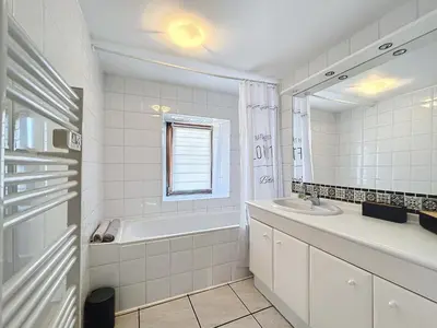 Salle de bains dans l'établissement Appartement Au Calme