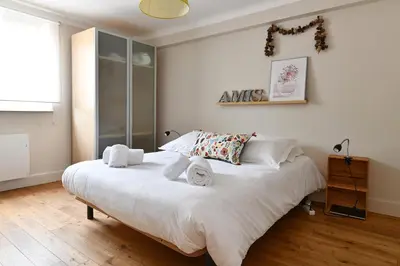 Un ou plusieurs lits dans un hébergement de l'établissement Appartement Gaspard & Lilly avec Balcon