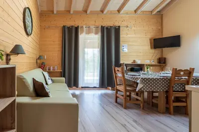 Télévision ou salle de divertissement dans l'établissement Domaine du Hirtz, Restaurant & Spa