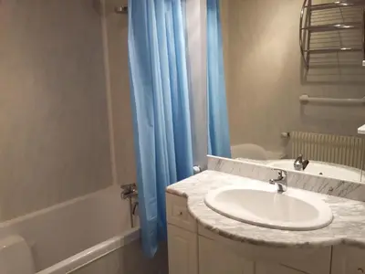 Salle de bains dans l'établissement Gîte Les Glycines