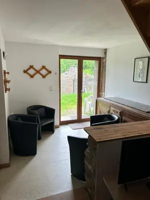Coin salon dans l'établissement Gites De La Racine