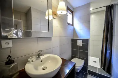 Salle de bains dans l'établissement Les Appartements De Louise