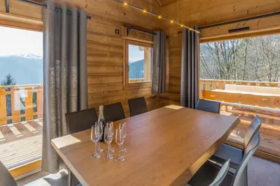 Vue générale sur la montagne ou vue sur la montagne depuis le chalet