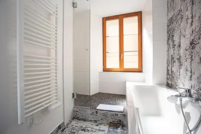Salle de bains dans l'établissement Hôtel Le Rapp