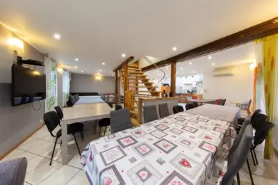 Cuisine ou kitchenette dans l'établissement Le Domaine du Verger, Gîtes et SPA privé