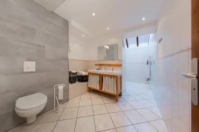 Salle de bains dans l'établissement Le Domaine du Verger, Gîtes et SPA privé