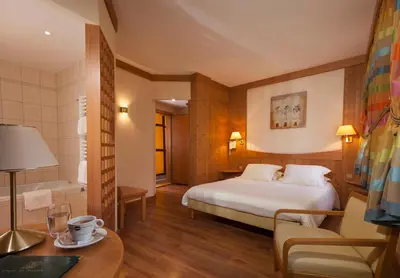 Un ou plusieurs lits dans un hébergement de l'établissement Logis Hôtel de la Tour