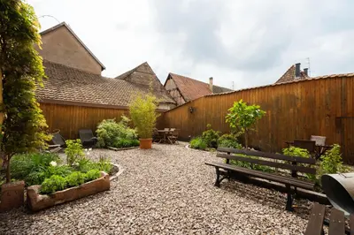 Jardin de l'établissement La Cour St-Fulrad - Les Suites