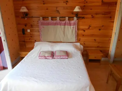 Un ou plusieurs lits dans un hébergement de l'établissement Hôtel L'Orée du Bois