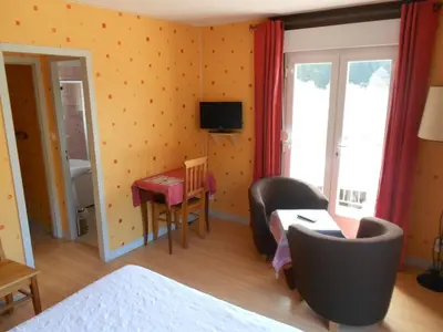Télévision ou salle de divertissement dans l'établissement Hôtel L'Orée du Bois