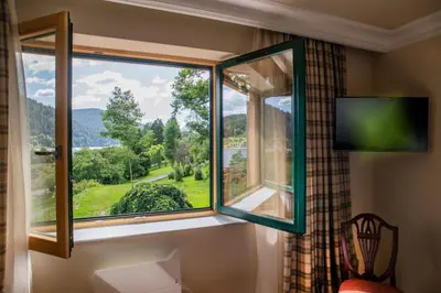 Télévision ou salle de divertissement dans l'établissement Le Manoir Au Lac
