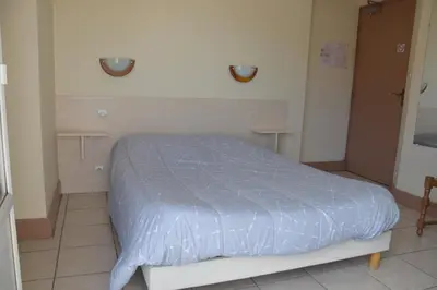 Un ou plusieurs lits dans un hébergement de l'établissement Hotel Gai Relais