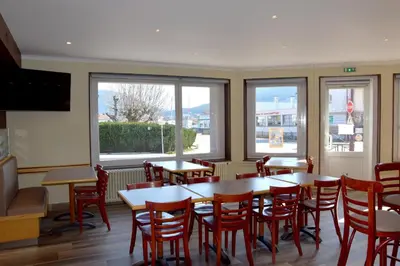 Coin salon dans l'établissement Hotel Gai Relais