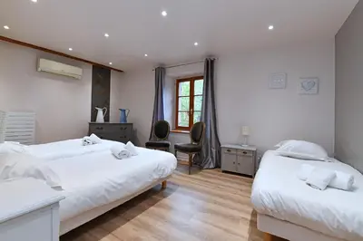 Un ou plusieurs lits dans un hébergement de l'établissement Appartement Bredala avec Parking et Climatisation