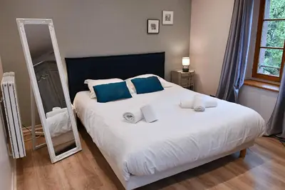 Un ou plusieurs lits dans un hébergement de l'établissement Appartement Bredala avec Parking et Climatisation