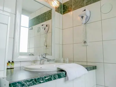 Salle de bains dans l'établissement Hotel Berlioz EuroAirport Basel - Mulhouse - Freiburg