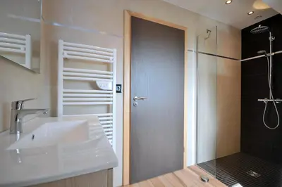 Salle de bains dans l'établissement Gites Les Terrasses du Wineck