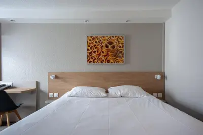 Un ou plusieurs lits dans un hébergement de l'établissement Brit Hotel Mulhouse Centre