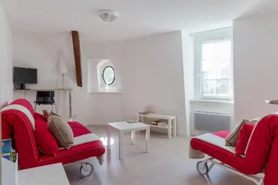 Télévision ou salle de divertissement dans l'établissement Les Hauts de Colmar