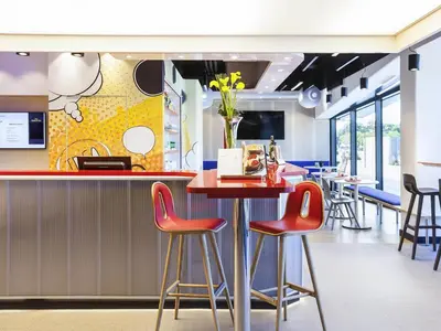 Télévision ou salle de divertissement dans l'établissement Ibis Styles Mulhouse Centre Gare