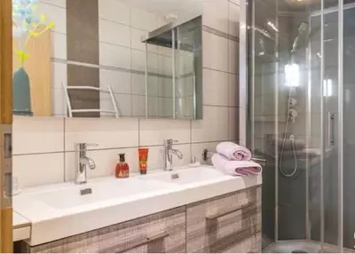 Salle de bains dans l'établissement Gîte Spa Sauna Piscine CÔTÉ VERGER Merxheim Alsace