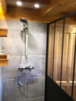 Salle de bains dans l'établissement Chalet Colline et Lou