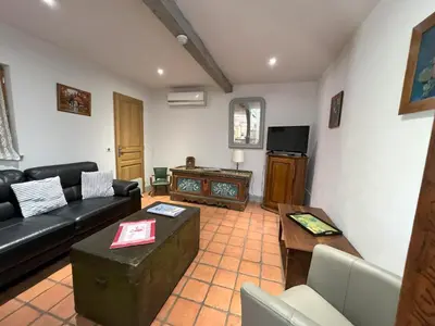 Télévision ou salle de divertissement dans l'établissement Gîte chez Marie-Sarah petite maison calme parking